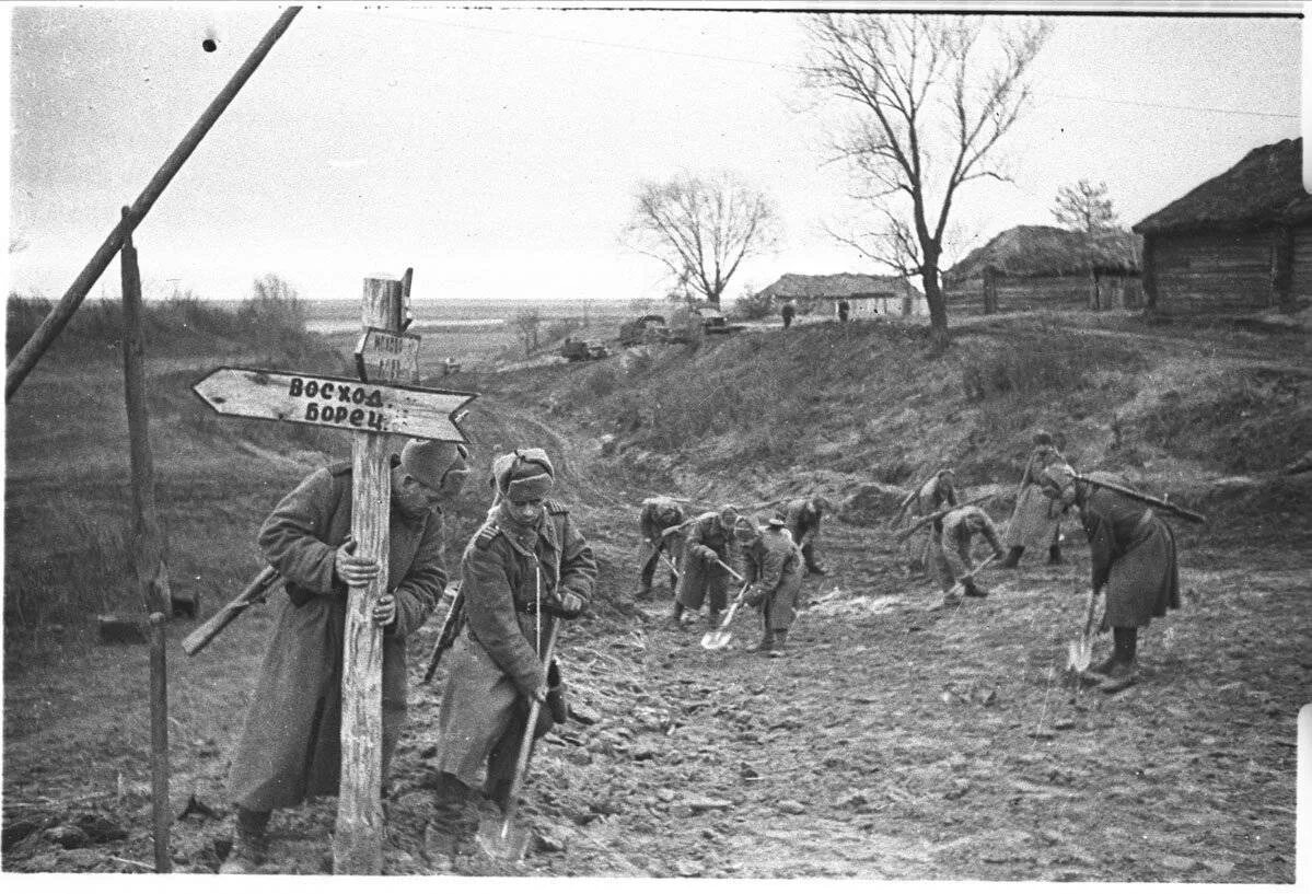 Село Милятино 1943г. Деревня в годы войны 1941-1945. Деревни Курской области в 1941г.. Советские солдаты в деревне 1941. Ельнинская советская операция