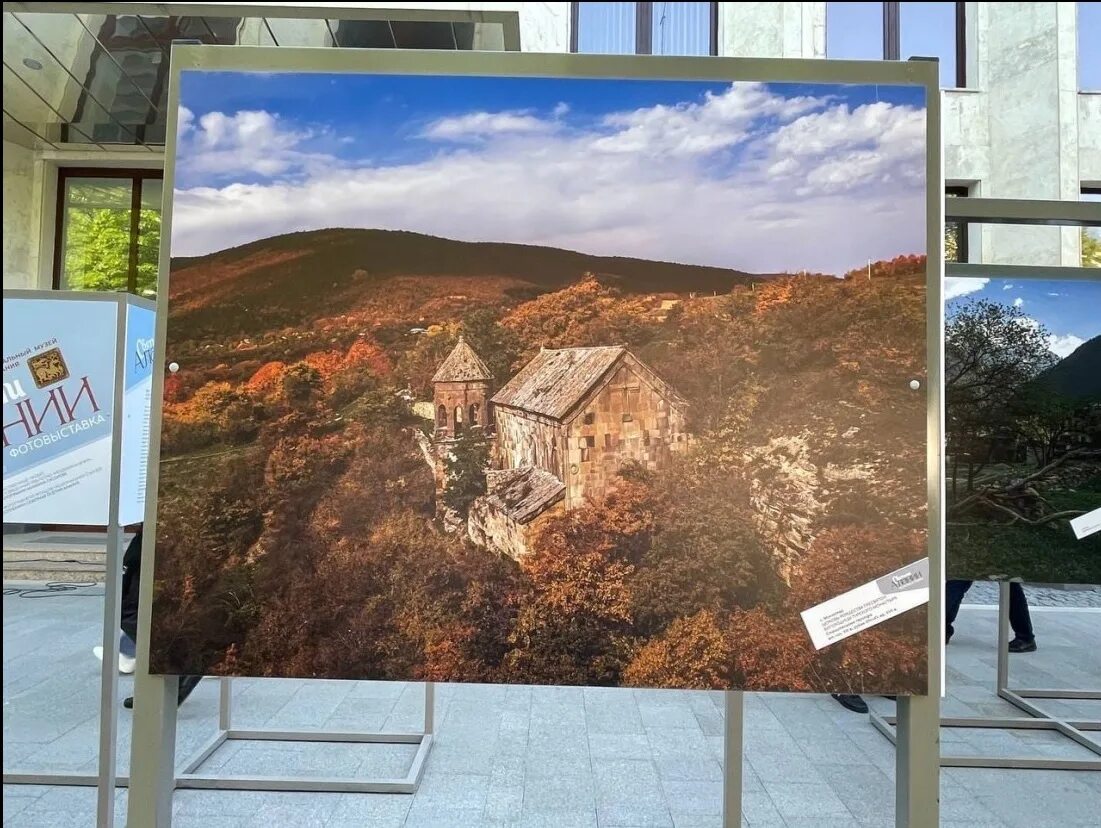 Святыни Алании фотовыставка. Национальный музей Алании Владикавказ снаружи. Выставка святыни Алани. Аланский вечер во Владикавказе. Открывая осетию