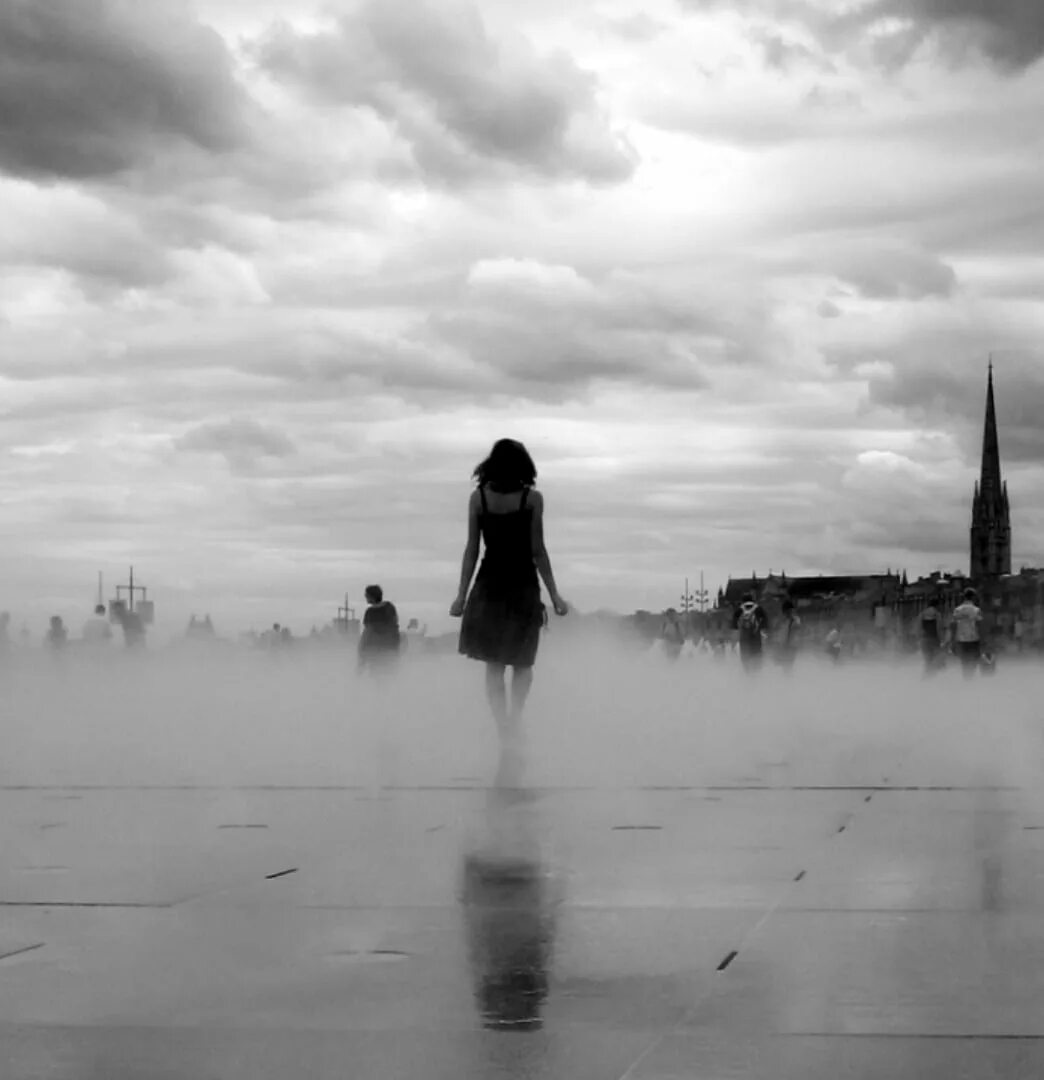 Девушка в туманном городе. Одиночество тоска. Женщина уходит. Девушка уходит в туман.