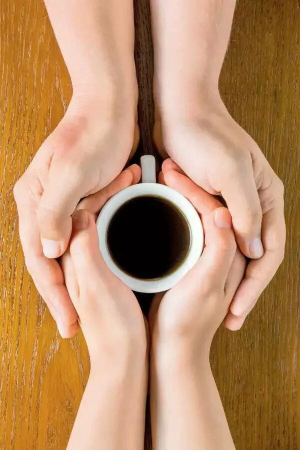 Чашка в руках. Чашка кофе в руках. Кружка рука. Ноги в кружке.