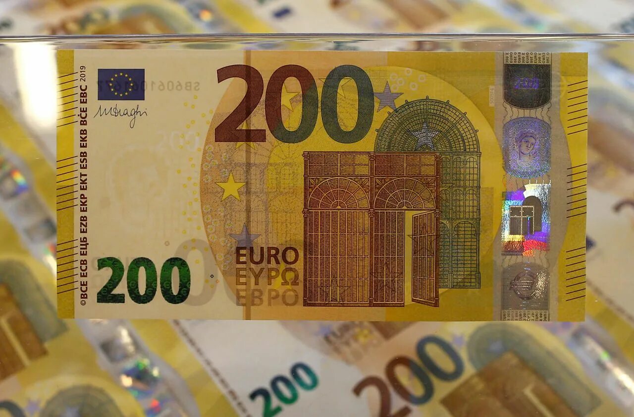 Купюра 200 евро. Как выглядит 200 евро. 200 euro в рублях. 200 евро. Как выглядит 200 евро.