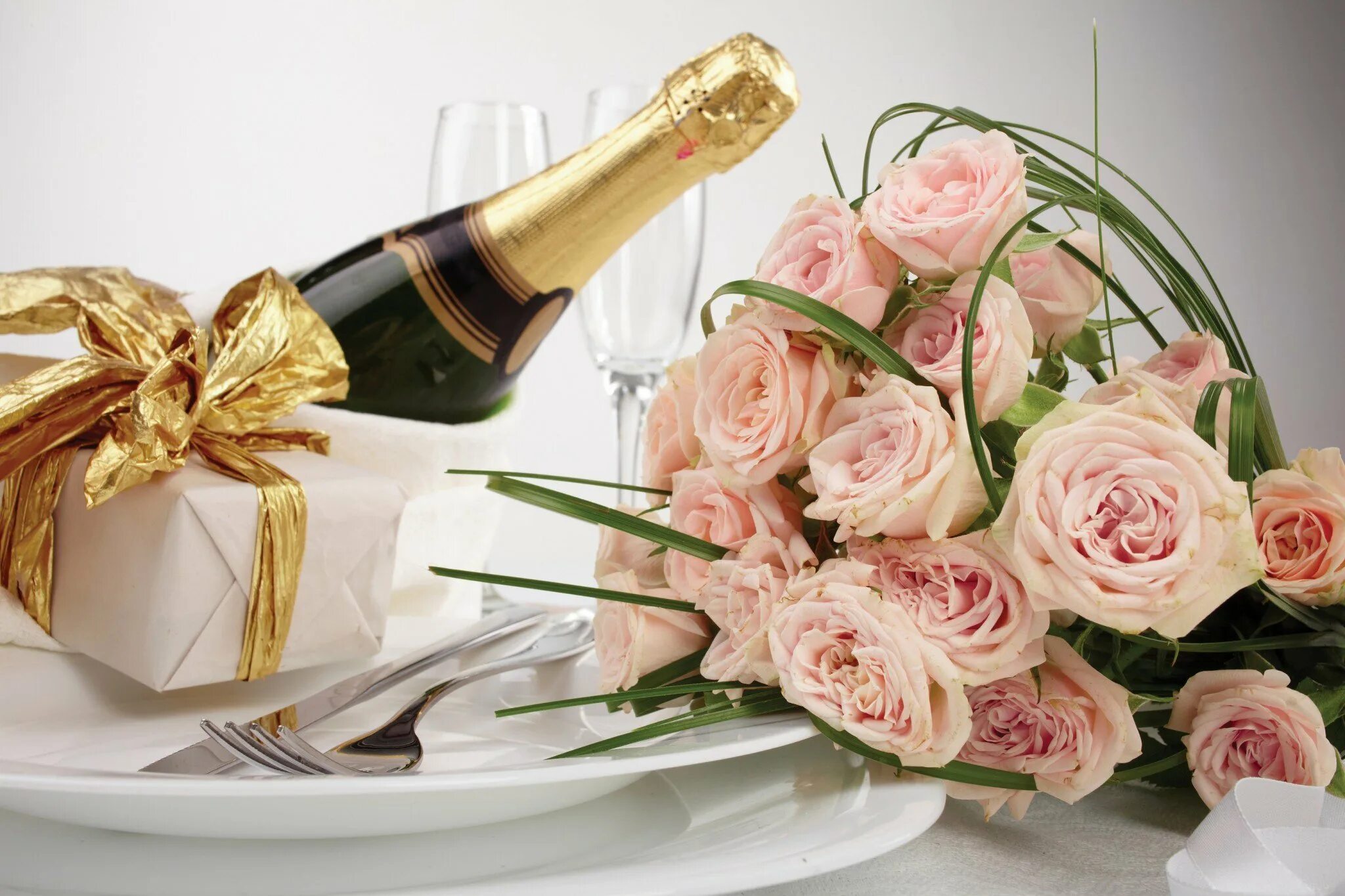 Сколько глав в шампанское и розы. С днем рождения цветы. Цветы и шампанское. Цветы шампанское конфеты. С днём рождения шампанское и цветы.