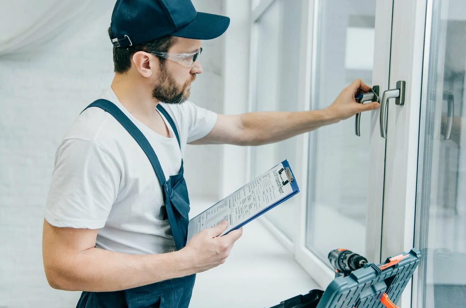 монтаж пластиковых окон. монтаж окон. монтажник окон пвх. установщик пластиковых окон. монтажник пвх и алюминиевых.