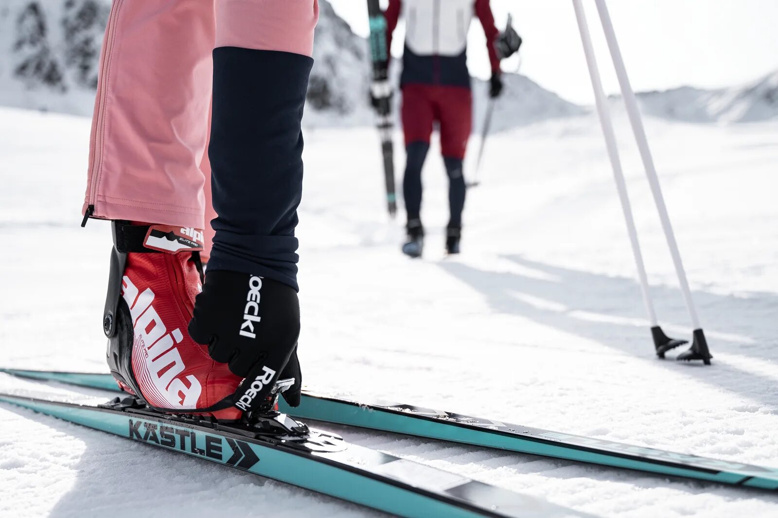 Сайт беговых. Спортсмен бежит. Кроссовки для беговой дорожки. Московский полумарафон. Одежда для бега.