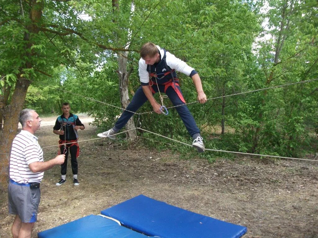 туристические препятствия. полоса препятствий в лесу. этап переправа по бревну. навесная переправа полоса препятствий. полоса препятствий для турслета.