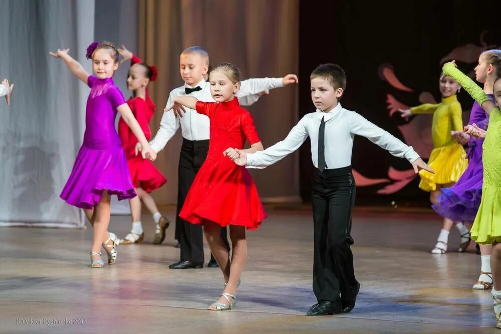Детские танцы соревнования. Спортивные танцы для детей. Конкурс бальных танцев дети. Детские бальные танцы. Детский бальный танец.
