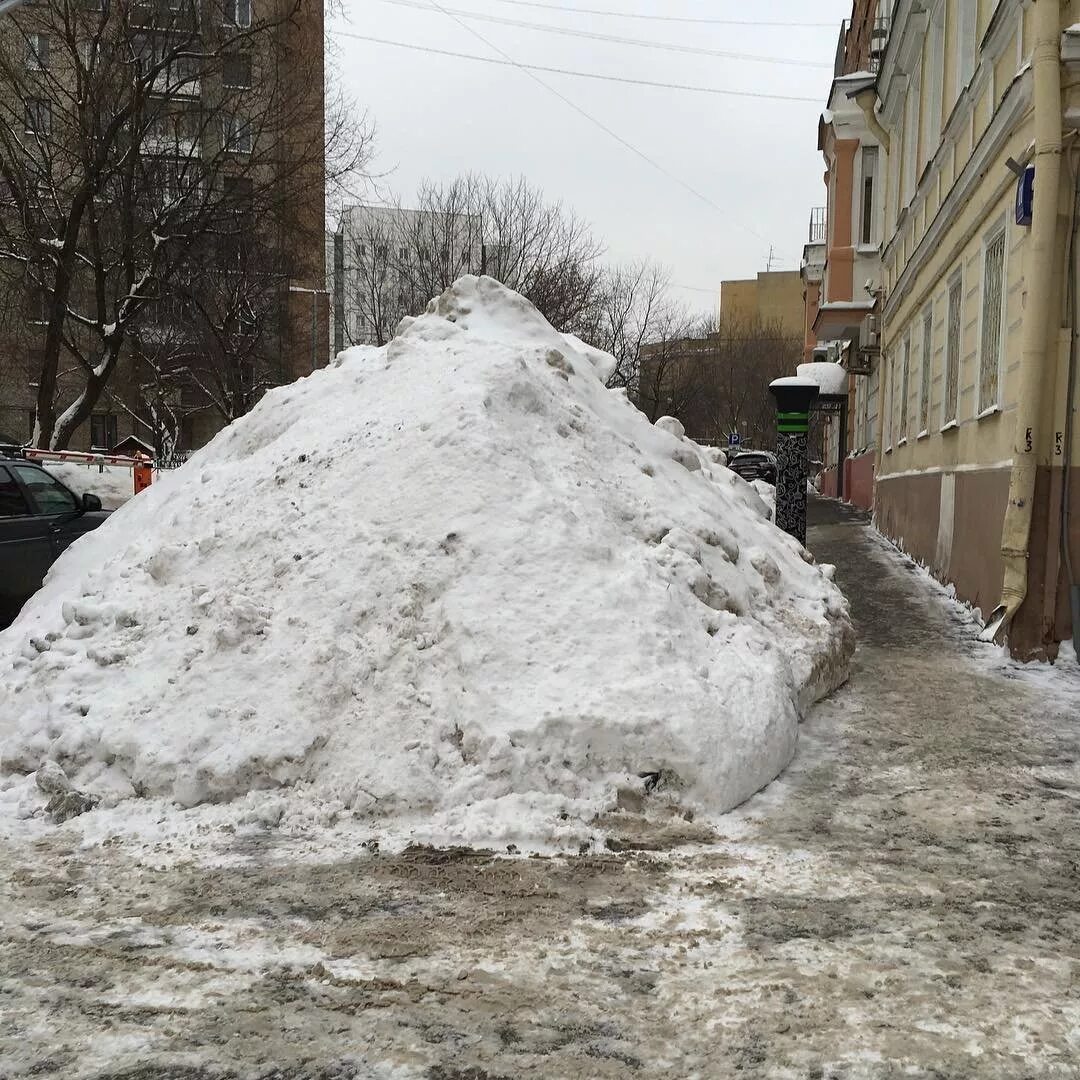 Сколько сегодня снег. Сугробы в России. Снег в России. Много снега. Кучи снега на улицах.