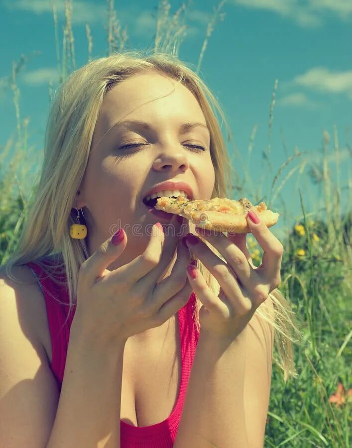 Eating dreams. Eating dreams. Зависимость от еды. Девушка ест. Женщина ест.
