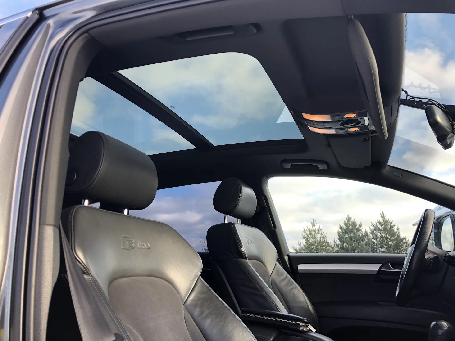 Лобовое стекло а6. Audi q7 2020 панорамная крыша. Ауди q3 с панорамной крышей. Ауди с панорамной крышей q7. Ауди ку 5 с панорамной крышей.