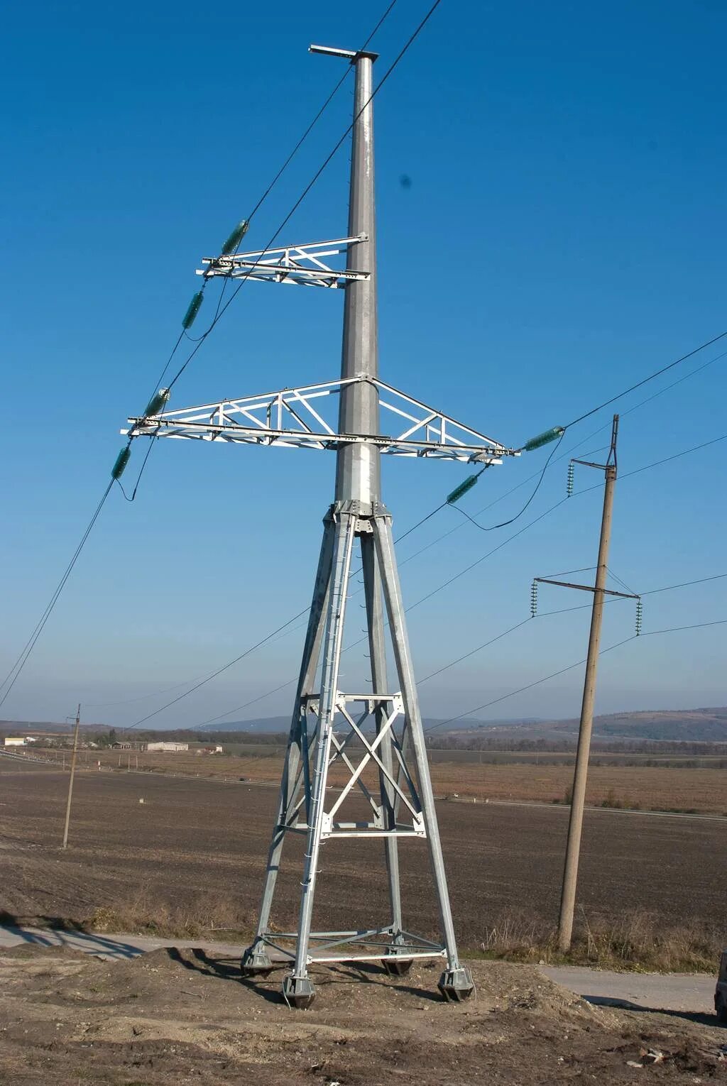 Мачты электропередач. Мачта электропередач. Вышка лэп. Линия электропередачи 150кв. Мачты электропередач.