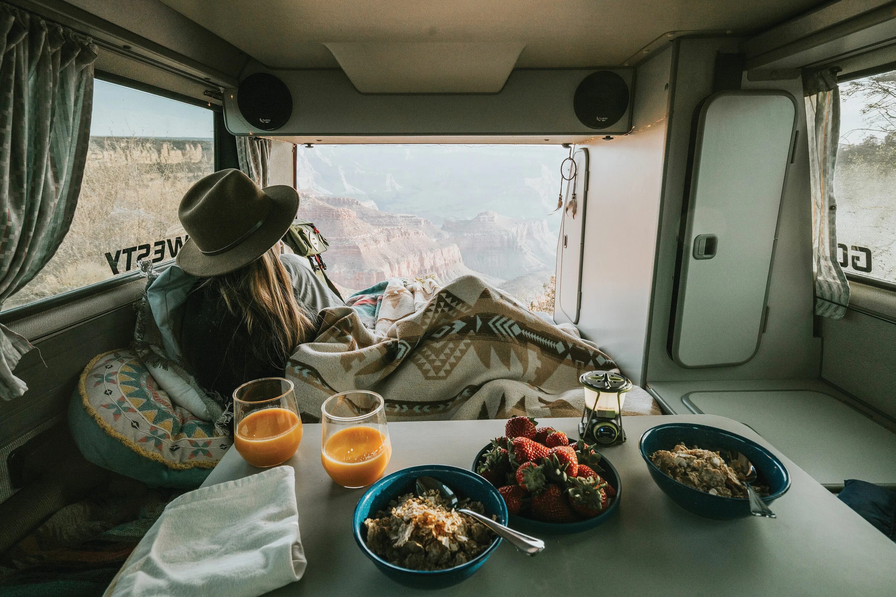 Travelling modern life is. Ван лайф Ван. Vanlife Эстетика. Элли путешественница на автодоме. Vanlife etnostyle.