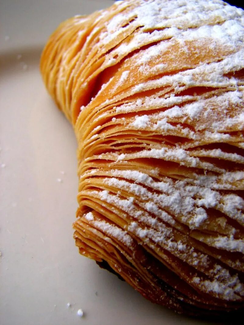 Сфольятелла. Sfogliatelle. сфольятелла итальянское. итальянская выпечка сфольятелле. итальянская слойка.
