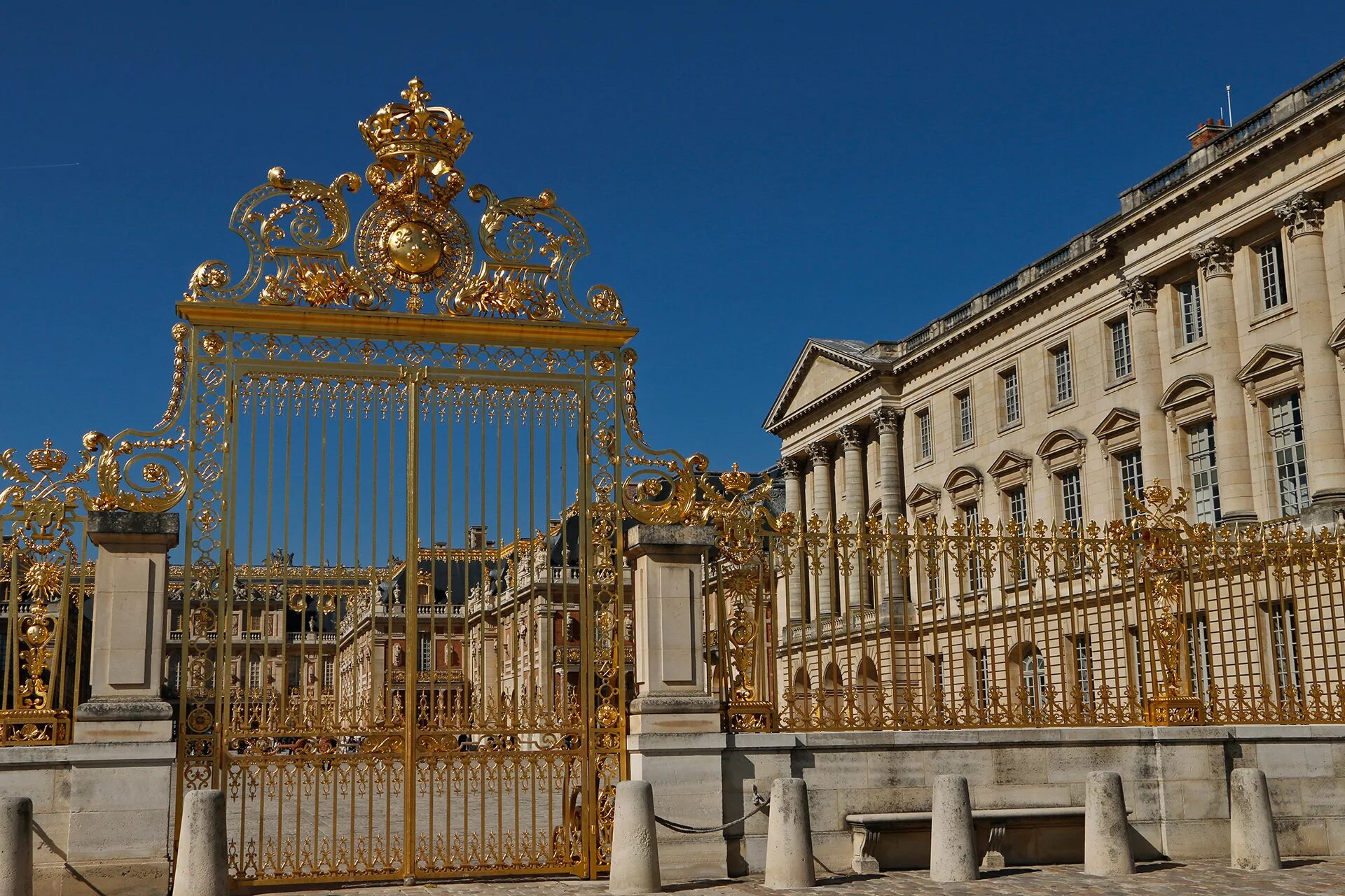 Королевский версаль. Версальский дворец Франция. Королевский дворец в Версале. Дворец Версаля 1668. Версальский дворец Лувр.