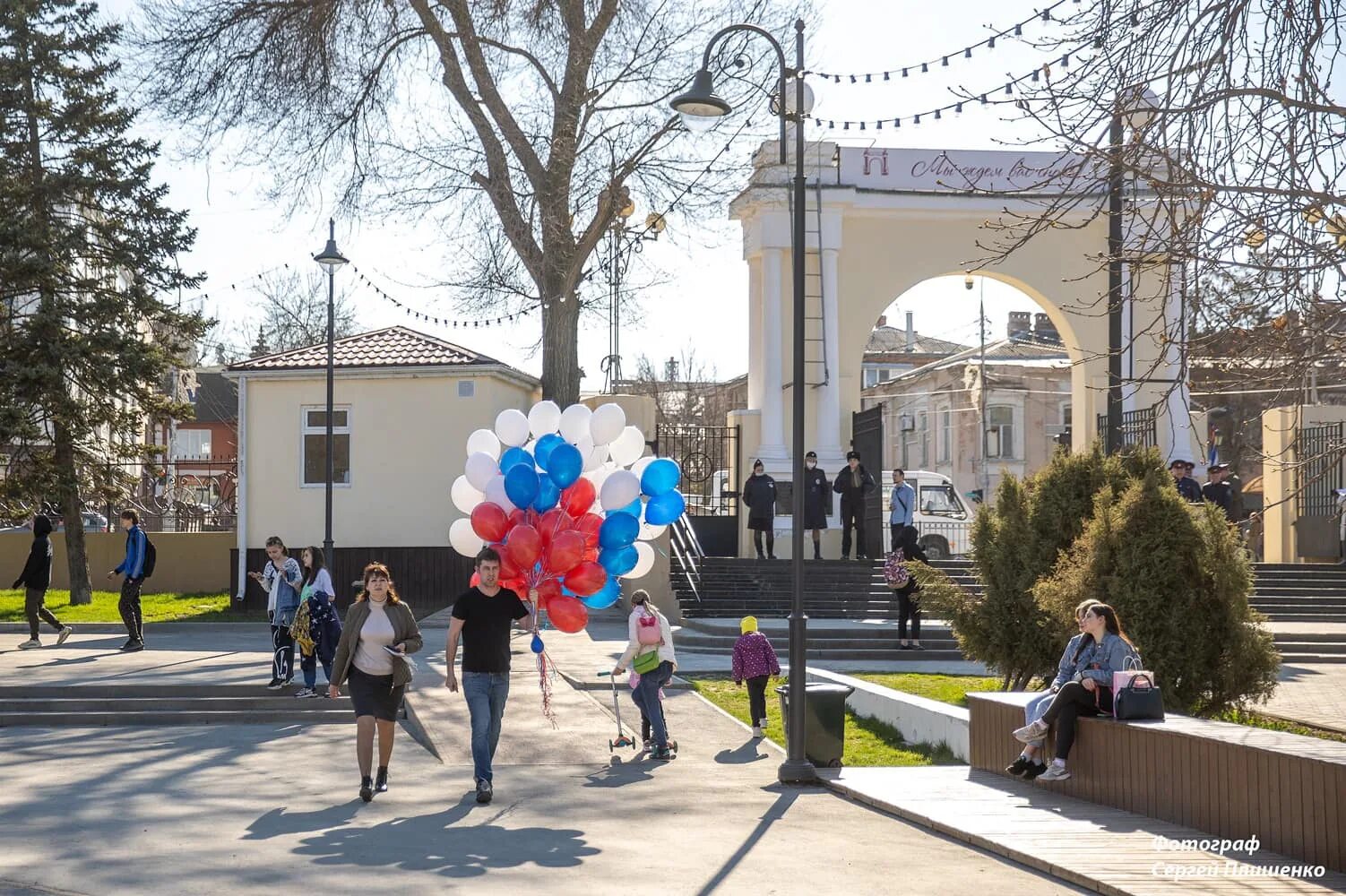 Погода таганрог дней. Сквер школьный Таганрог. Таганрог дождь. Парк имени Горького Иваново. Погода в Таганроге.