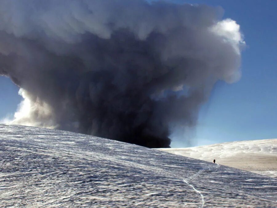 торнадо и смерч и ураган и цунами. обои молния. вулкан смерч. извержение вулкана пуйеуэ 2011. вулкан ураган.