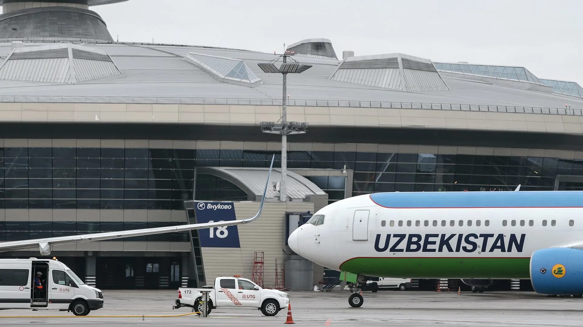 Hy 9614 uzbekistan airways. Аэропорт пулково узбекистон хаво йуллари. Санкт петербург пулково аэропорт ташкент. Пулково узбекистан. Боинг 767 узбекские авиалинии.