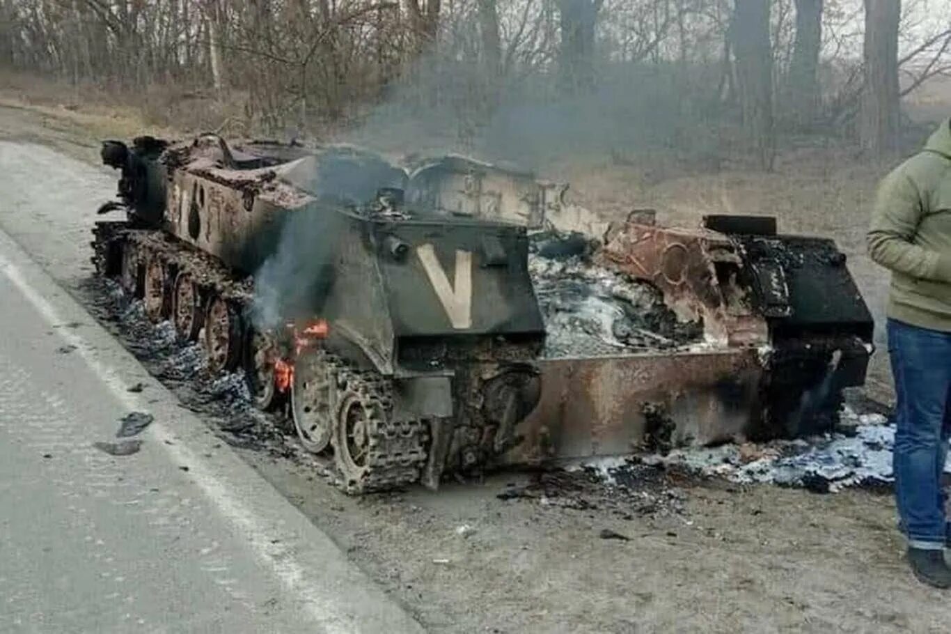 Уничтожили колонну российских войск. Уничтожили колонну российских войск. Подбитая техника всу 2022. Уничтоженный бтр 80 всу. Уничтожили колонну российских войск.