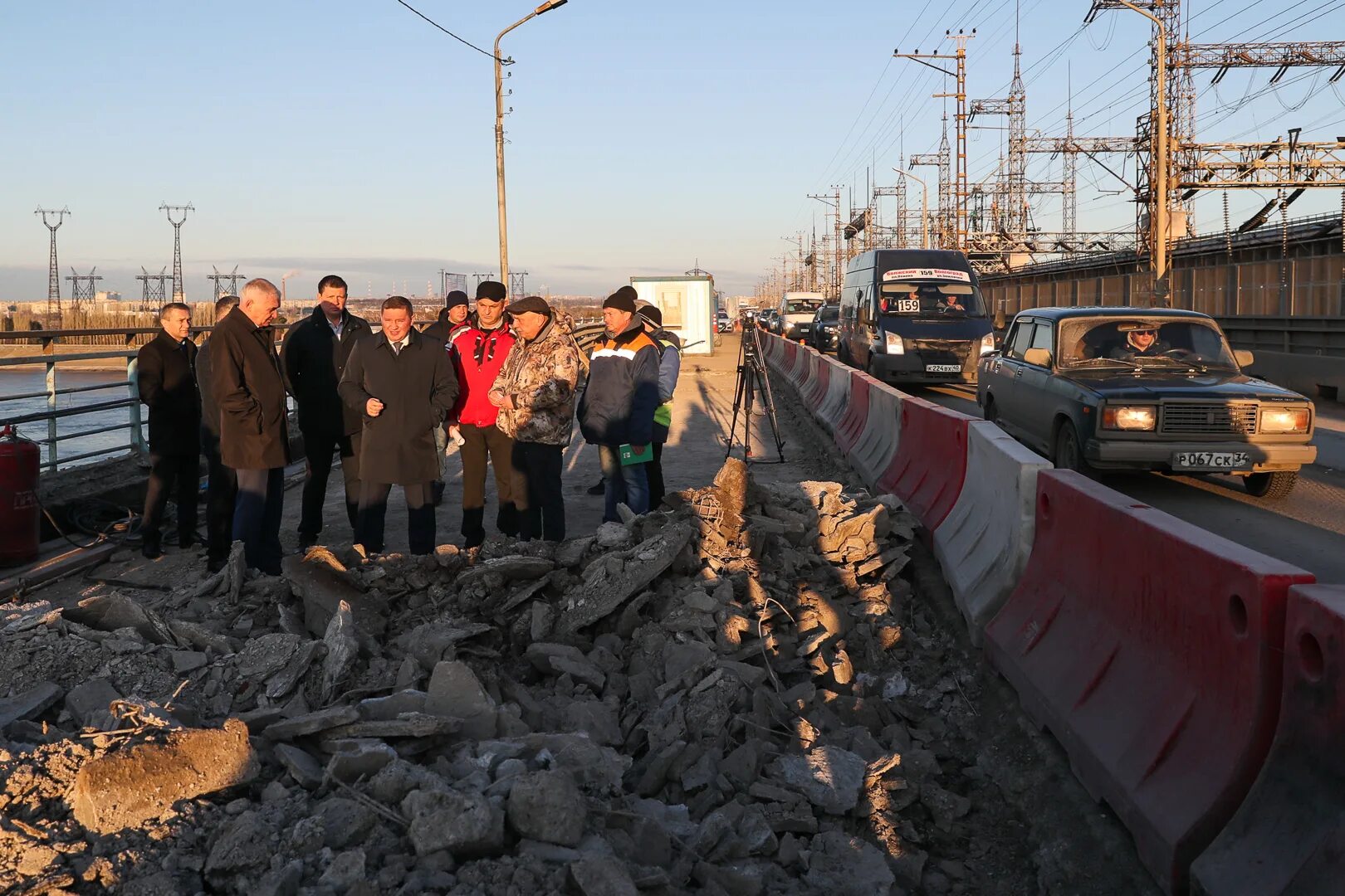 Работа гэс волжский. Мост ГЭС Волгоград. Мостовой комплекс Волжской ГЭС. Прорыв Волжской ГЭС. Волжская ГЭС ремонт дороги.