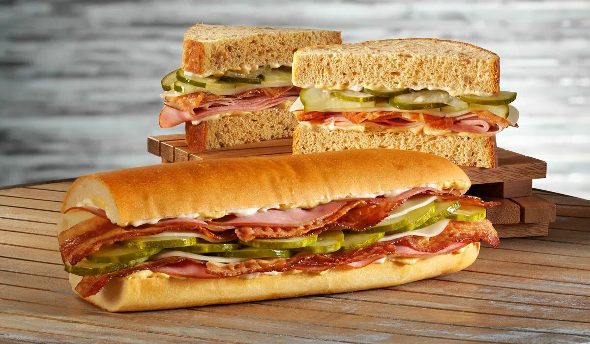 Сэндвич. Сэндвич бутерброд. Фаст фуд сэндвичи. Длинный сэндвич. Биг спешиал барбекю бекон