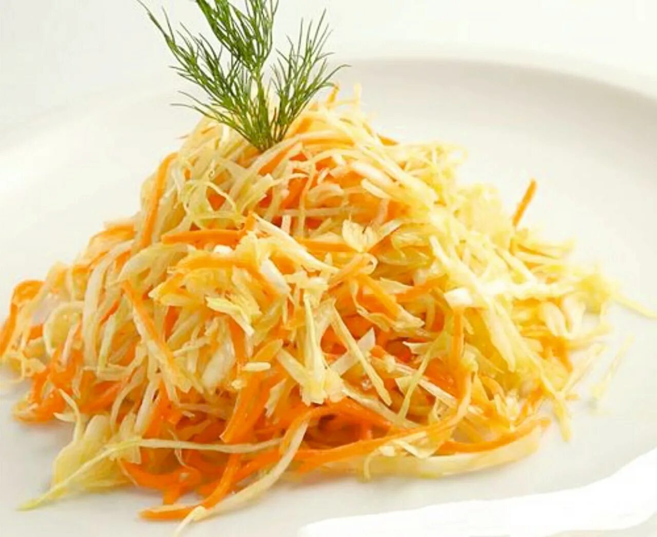 Капуста морковь салат с уксусом быстрого приготовления. Салат с капустой и морковью. салат витаминный. салат из капусты с морковью. салат с капустой и морковкой.
