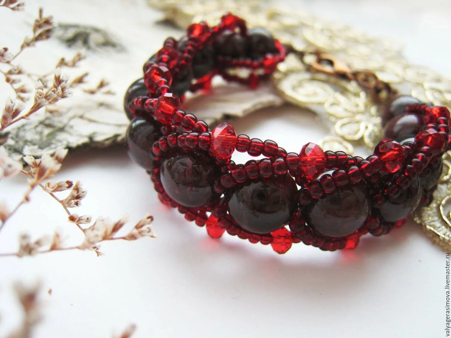 Гранатовый браслет 19 см купить в москве. И. Украшения с гранатом. Гранатовый браслет бижутерия. Гранатовый браслет искусство.