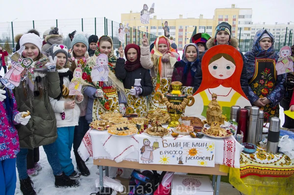 Празднование масленицы в школе. Масленица в школе. Стол на Масленицу в школе. Украшение стола на Масленицу. Декор стола на Масленицу.