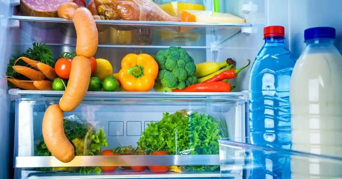 Холодильник скакать. Холодильник с продуктами. открытый холодильник с продуктами. холодильник с продуктами для детей. холодильник с полезными продуктами.