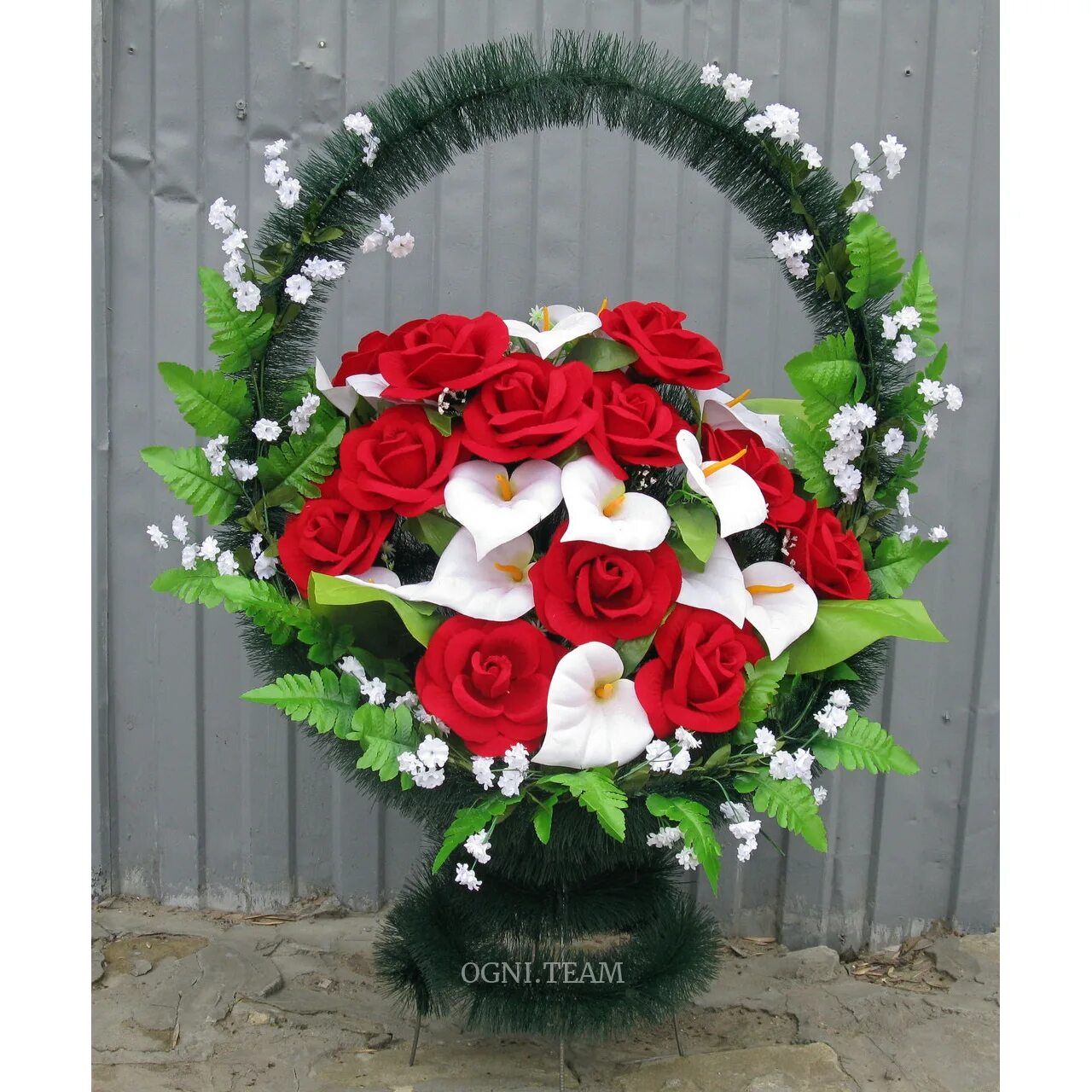Ритуальные венки и корзины. Корзины ритуальные фото. Корзины ритуальные фото. Траурные корзины в обелиске. Венки флоритус.