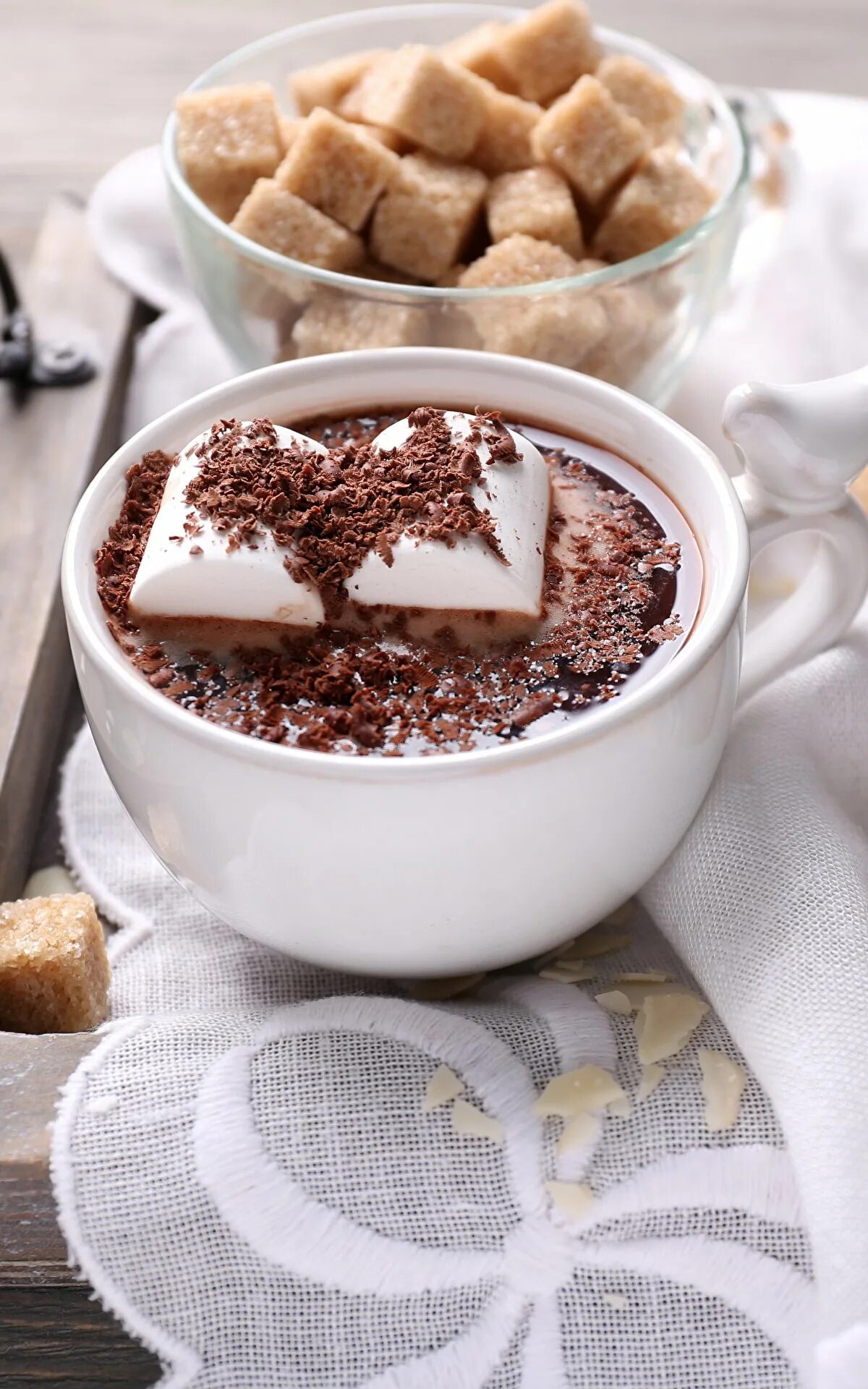 утро с кофе с сахаром. чашка кофе на столе. утро с кофе с сахаром. Eraclea горячий шоколад.