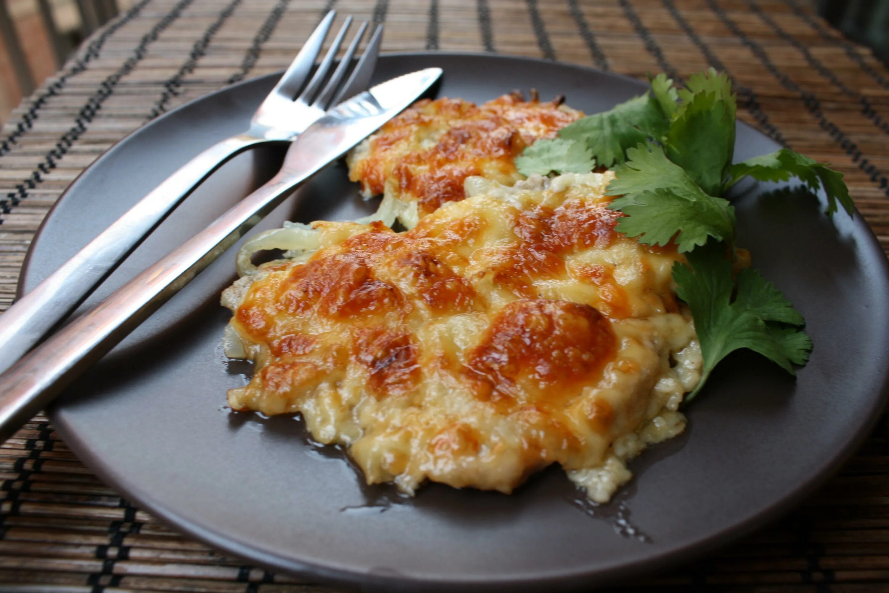 Мясо по французски простой. Свинина по провансальски. Мясо по французски. Мясо под сыром в духовке. Мясо по-французски с картофелем.