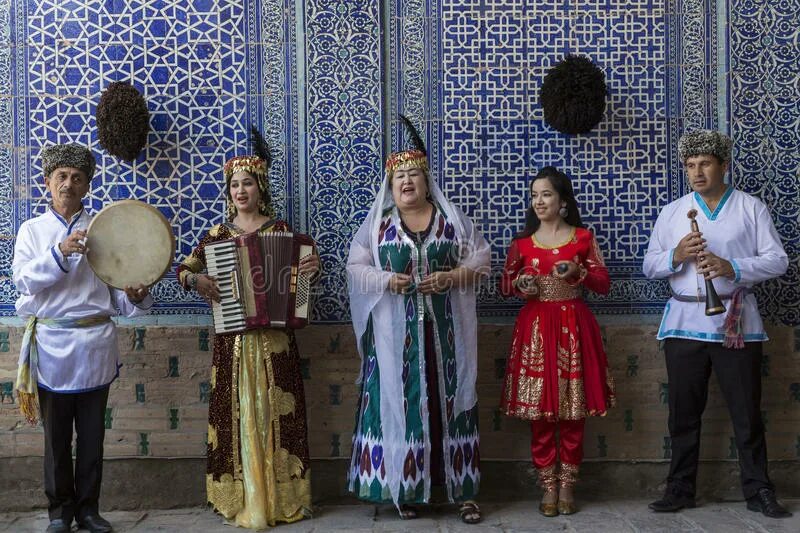 Ансамбль бахор узбекистан. Классические музыканты узбекистана. Узбек халк кушиклари. Карнай сурнай ташкент. Хорезм национальная одежда.
