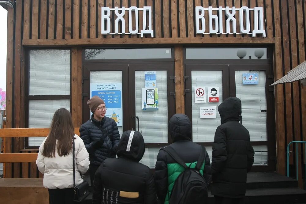 Расписание катка астрахань. Каток Астрахань. Каток в Кремле Астрахань. Каток в Кремле Астрахань расписание. Каток на площади Ленина Астрахань.