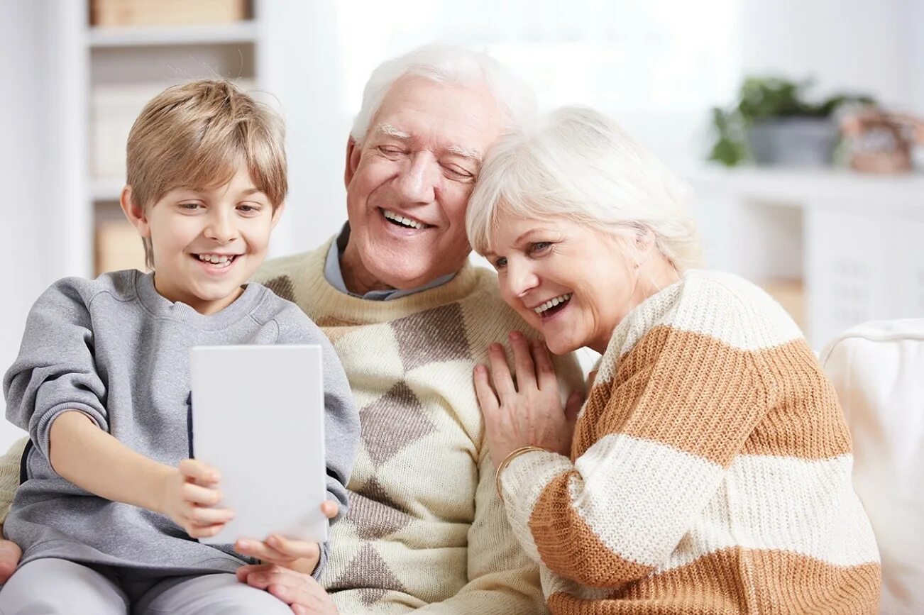Бабушка и дедушка. Бабушка и дедушка с внуками. Забота о бабушках и дедушках. Навещать бабушку и дедушку.