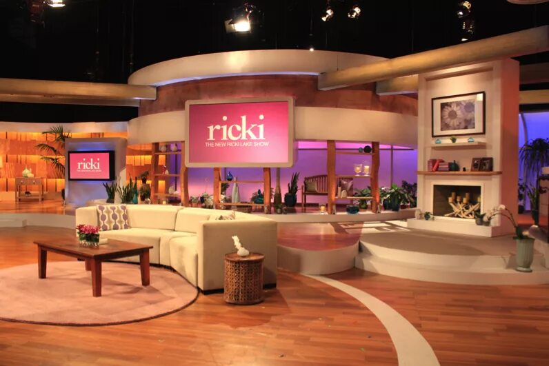 ТВ студия. The Ricki Lake show телепередача. Talk show Studio. Table for TV Studio.