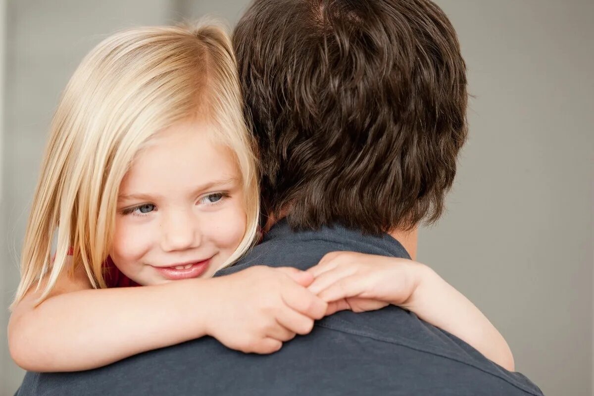 Девочка обнимает отца. Папа обнимает дочку. Ребенок обнимает папу. Отец обнимает дочь. Дочь возбуждает папу