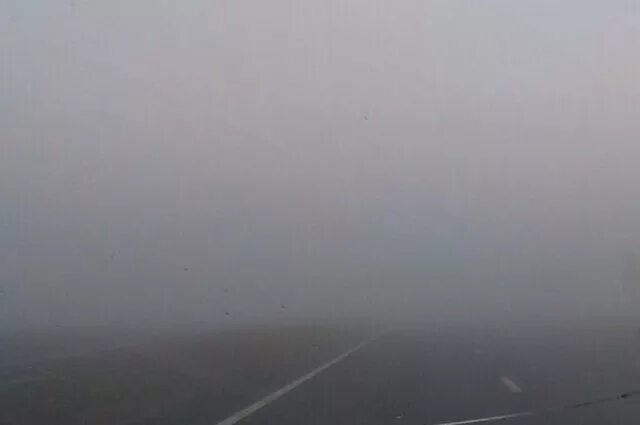 Вдруг навалился густой туман как будто стеной. Сильный туман. Туман видимость 500 метров. Густой туман на дороге. Туман 500 м.