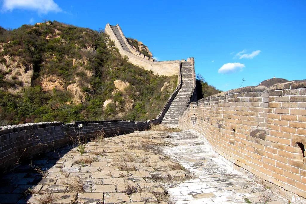 Великая китайская стена наследие. Великая китайская стена. Великая китайская стена стройка. Великая китайская стена Цинь Шихуанди. Постройка Великой китайской стены.