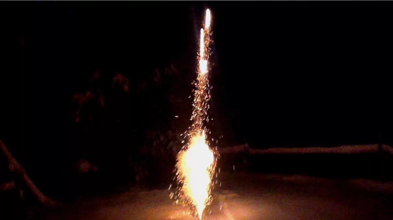 римская свеча maxsem sf-. римская свеча как горит. римская свеча русская пиротехника золотая парча рс5630. салют свеча фейерверк. римские свечи взрыв.