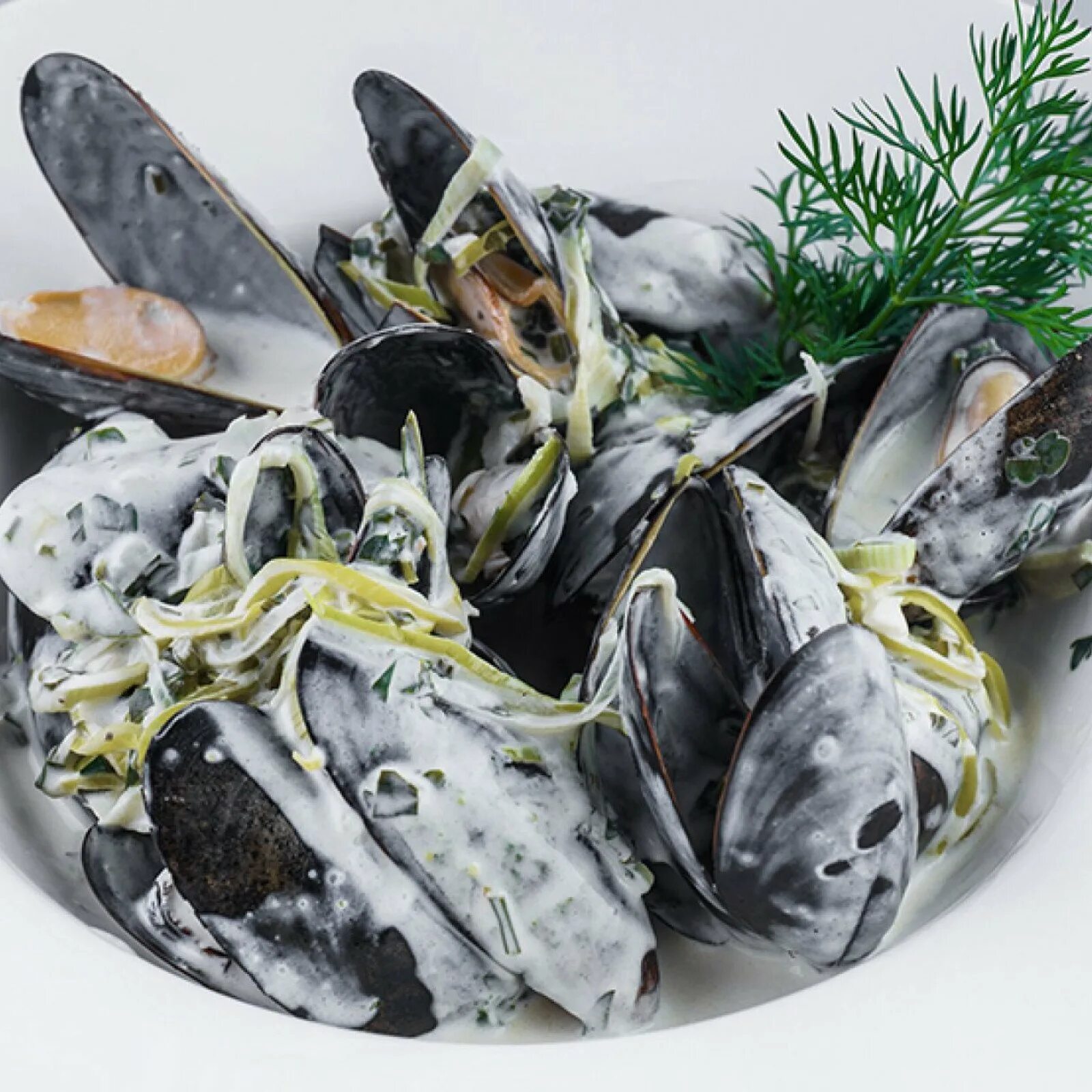 Мидии в соусе блю чиз. Мидии в соусе дор блю. Мидии в чесночном соусе. Мидии бешамель. Мидии в сырно чесночном.