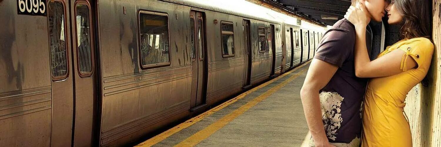 Красивые женщины в метро. В метро девушка и мужчина. Встреча на вокзале. Фотосессия в метро пара. Встреча на вокзале.