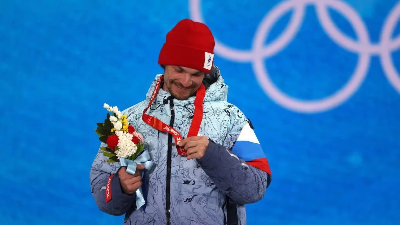 Медали олимпиады 2022. Олимпийский. Зажжение олимпийского огня в сочи 2014. Открытие олимпиады в сочи 2014. Режиссер олимпийских игр.