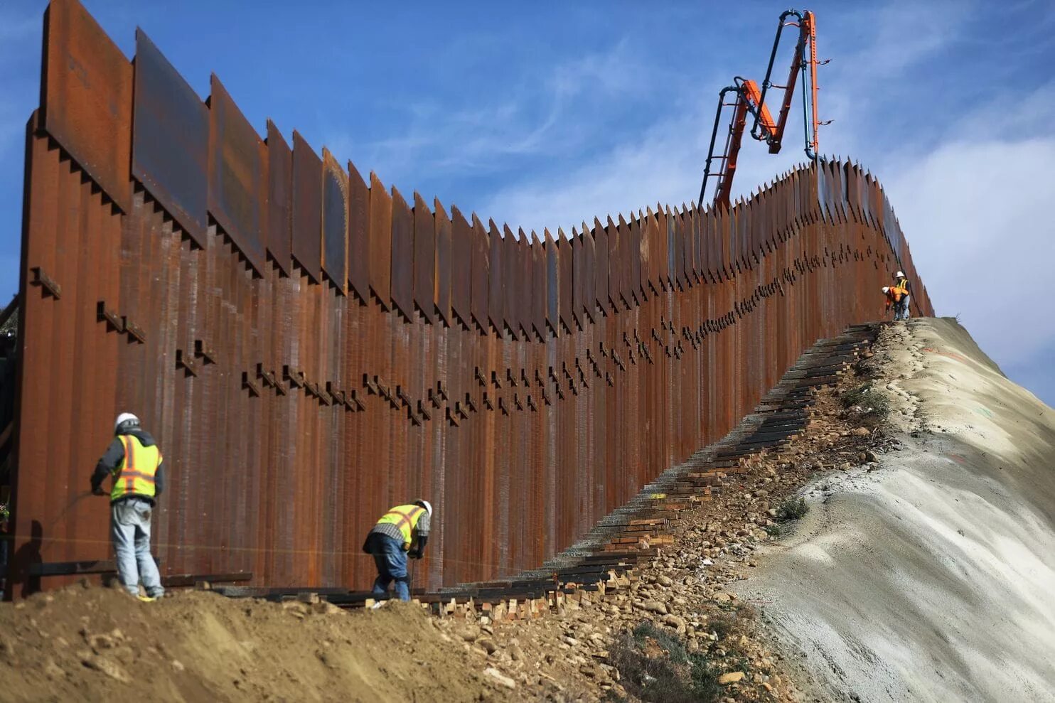 Стоит огромная стена. Стена между Мексикой и США. Забор на границе с Мексикой и США. Стена с Мексикой Трамп. Граница США Мексика стена Трампа.