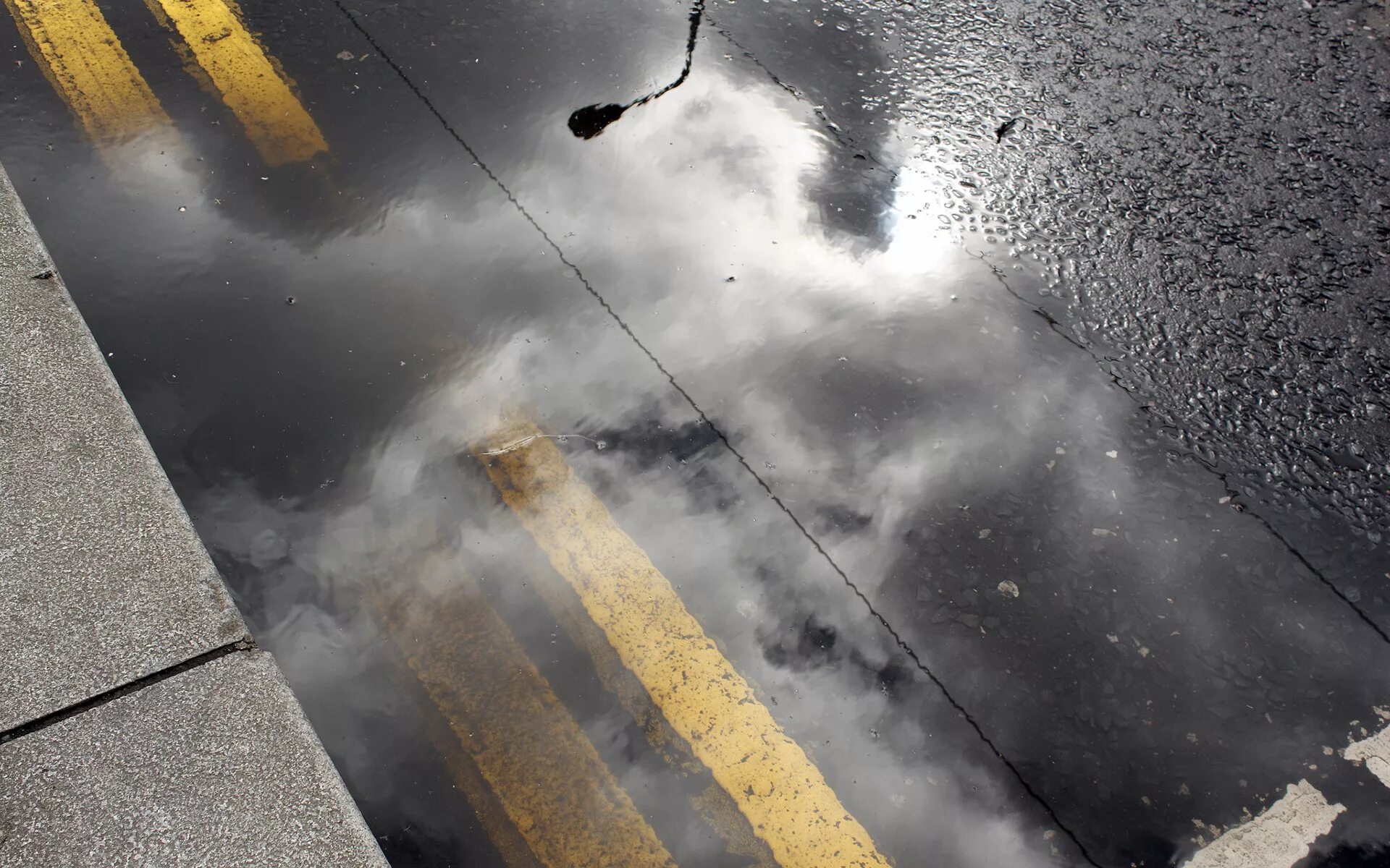 дождливый асфальт. дождевая лужа. дождь дождь лужи на асфальте. дождь дождь лужи на асфальте. дождь лужи.