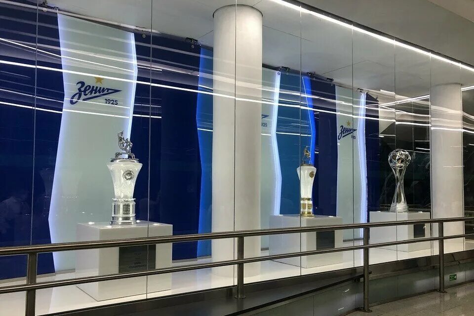 Открыли ли станцию зенит. Станция метро зенит санкт-петербург с кубками. станция метро зенит. кубки на станции зенит. станция метро зенит кубки.