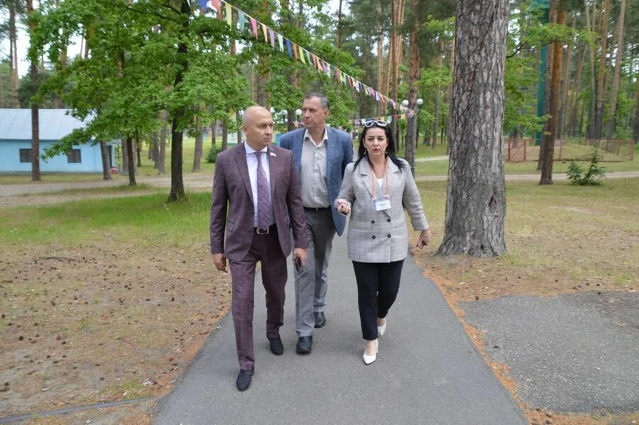 Директор лагеря заря. Загородный лагерь заря асбест. Лагерь заря асбест. Лагерь заря директор. Директор лагеря заря.