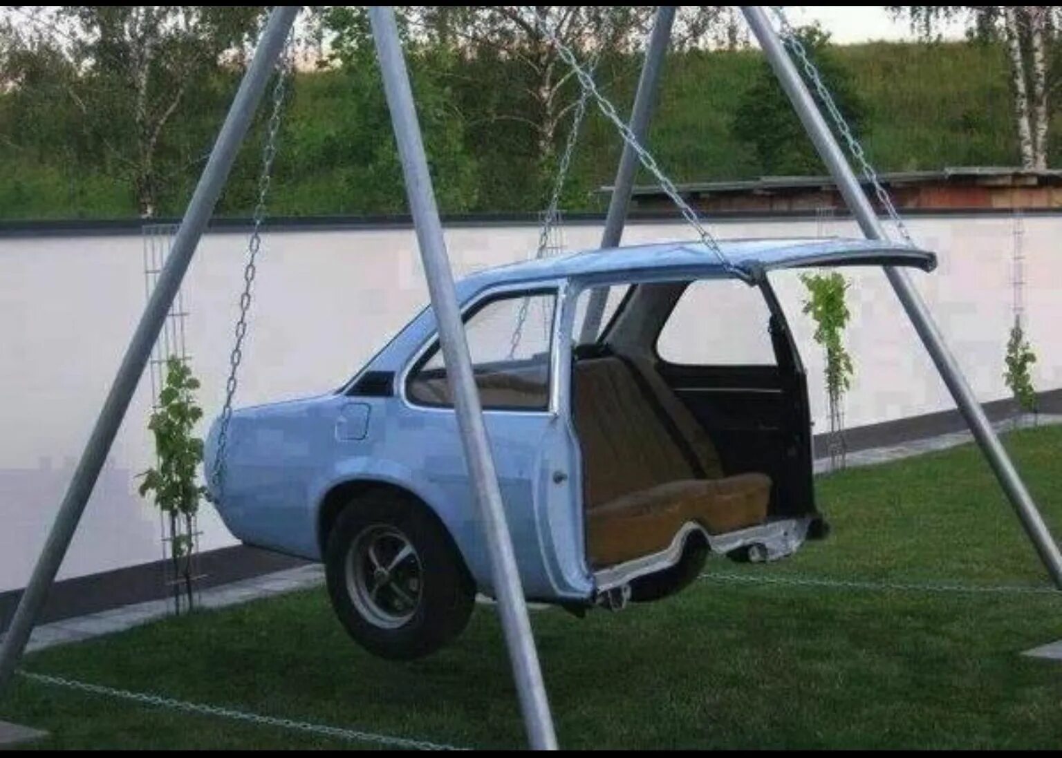 Мангал из кузова автомобиля. Барбекю из колесных дисков. Беседка из кузова автомобиля. Идеи из старых автомобилей. Мебель из автомобилей.