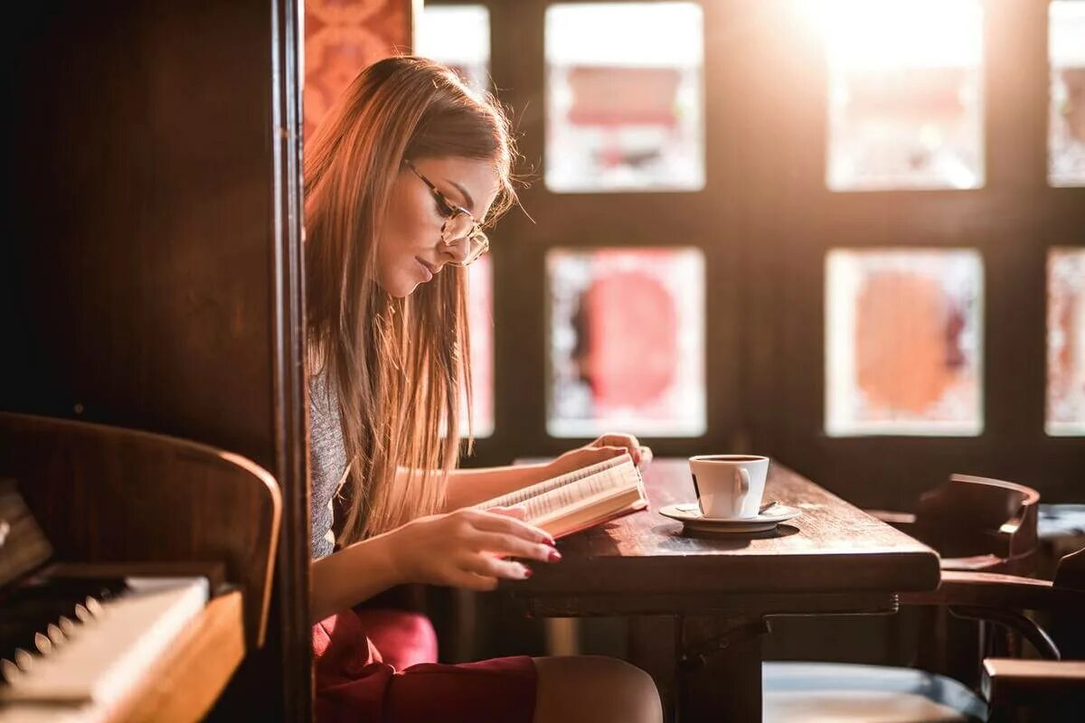 Девушка с книгой в кафе. Девушка с книгой в кофейне. Фотосессия в кафе с книгой. Чтение в кофейне. Включи она читает