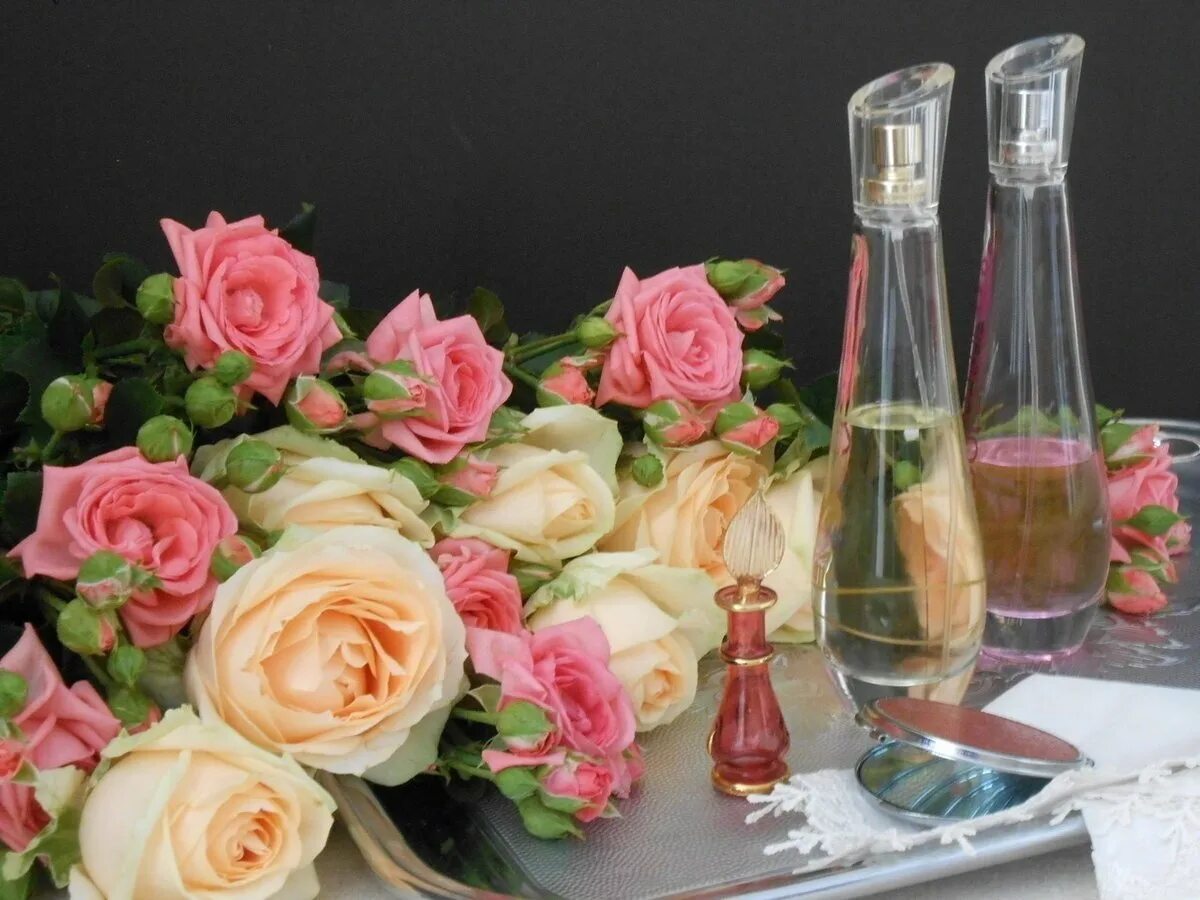 Цветы и шампанское. Шампанское и розы. Цветы шампанское конфеты. Букеты цветов и шампанского.