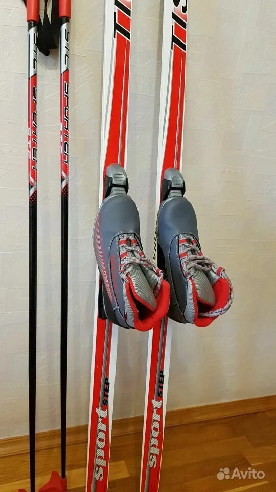 Спортмастер лыжи детские комплект. Спортмастер лыжные палки детские. Спортмастер лыжи беговые комплект взрослые. Лыжный комплект с ботинками.