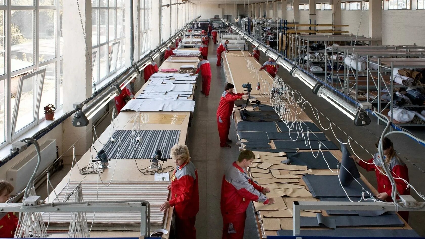 Текстильная фабрика. Ткацкая фабрика. Текстильное производство. Завод внутри.